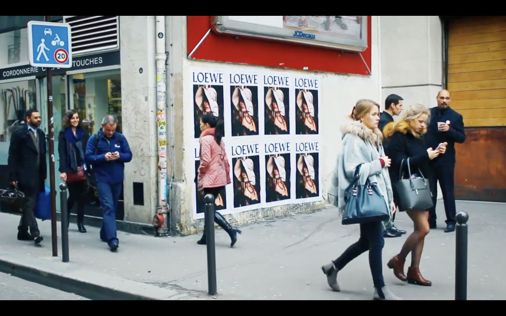 Pegada de carteles de LOEWE en París 